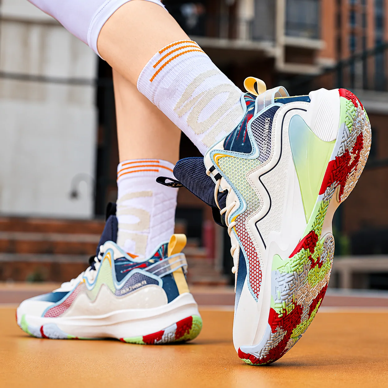 Vue des semelles multicolores sur des baskets portées