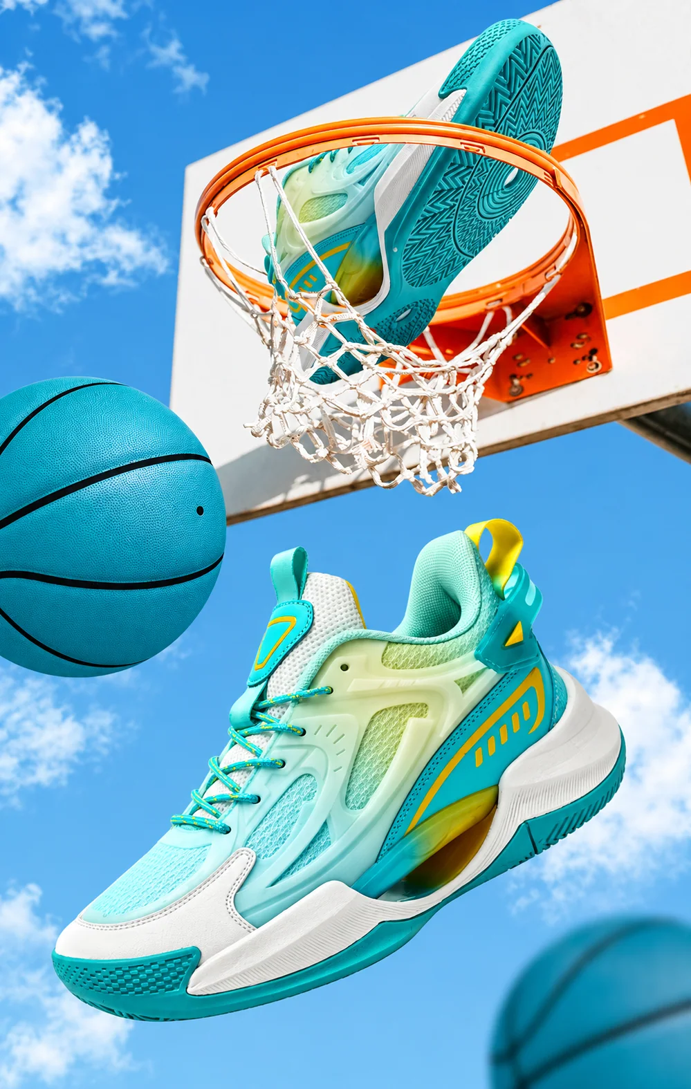 Baskets blanches et turquoise présentées près d’un panier de basketball