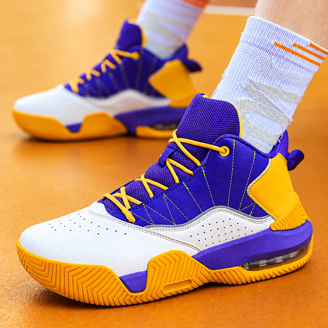 Baskets violettes jaunes et blanches portées