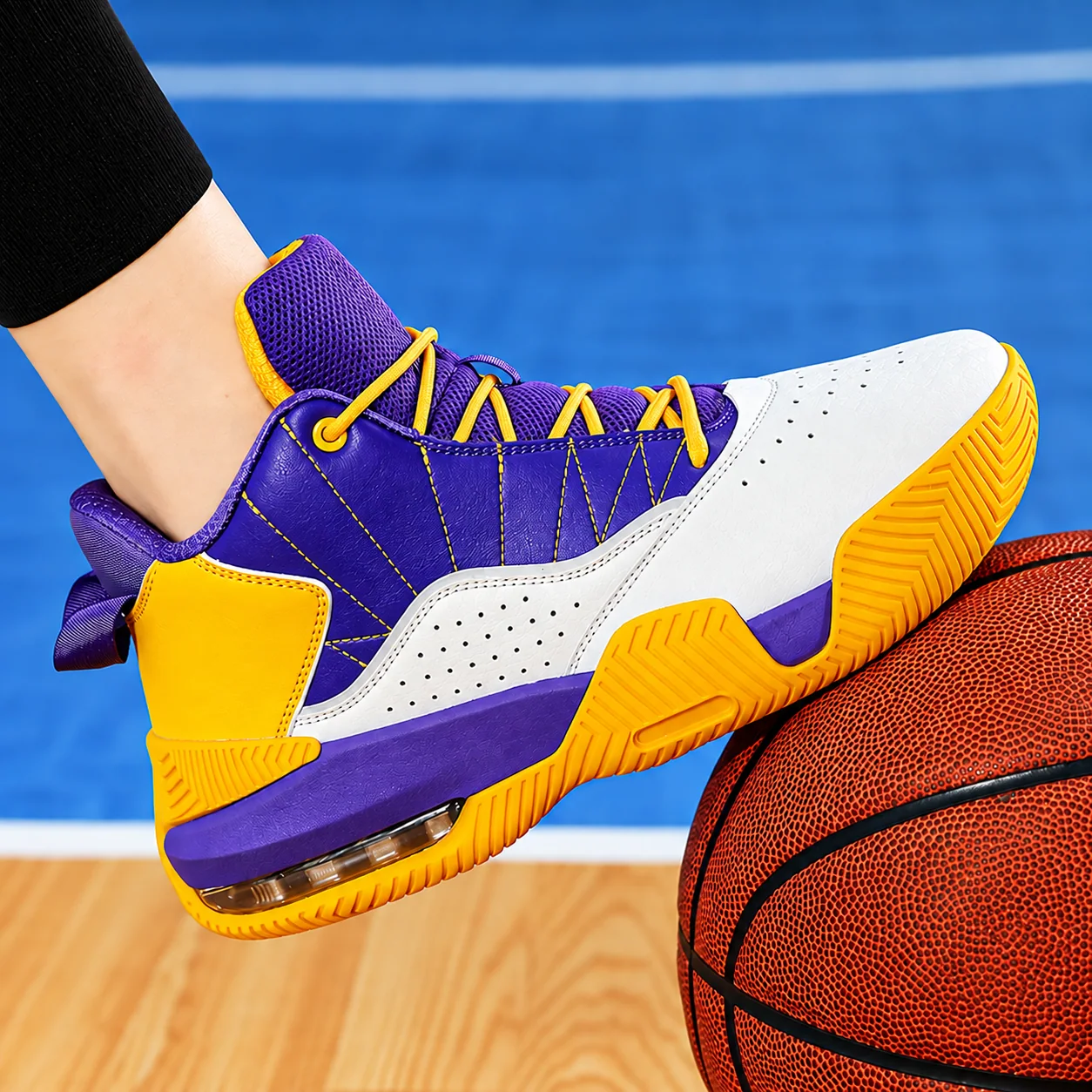 Profil de la basket violette jaune et blanche