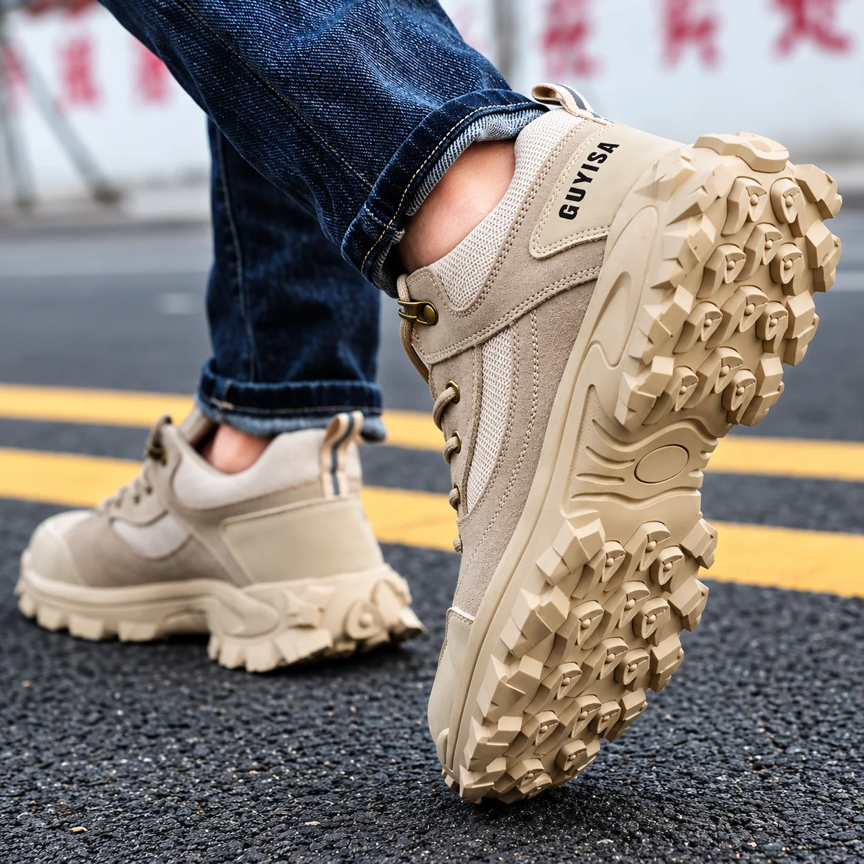 Reliefs de la semelle des chaussures beiges