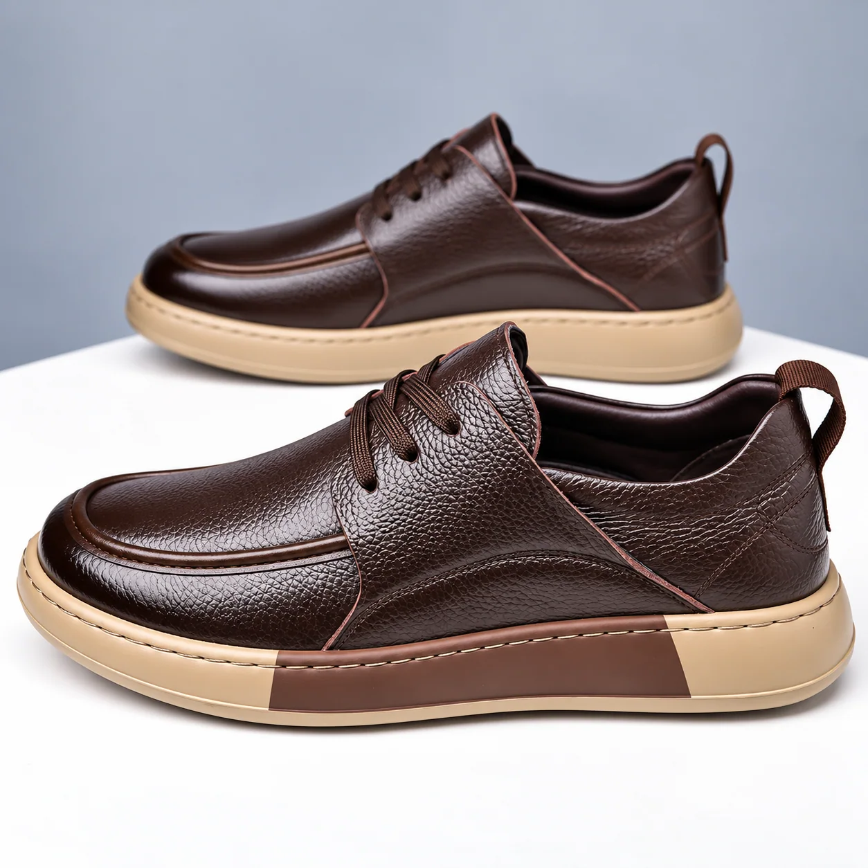 Paire de chaussures marron à lacets