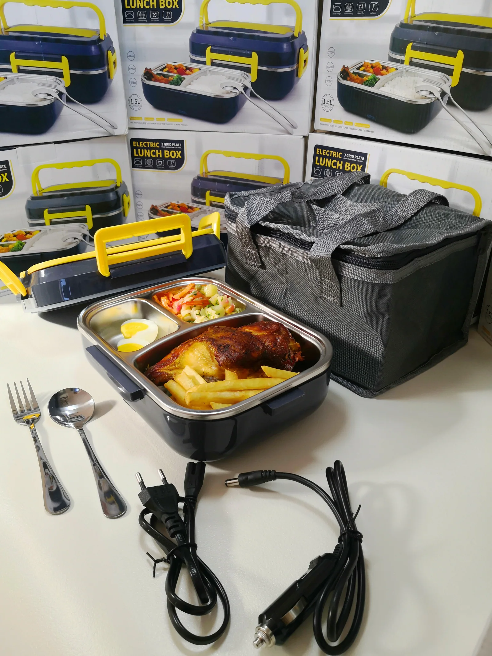 Photo réelle de la lunch box avec repas, sac, câbles et couverts