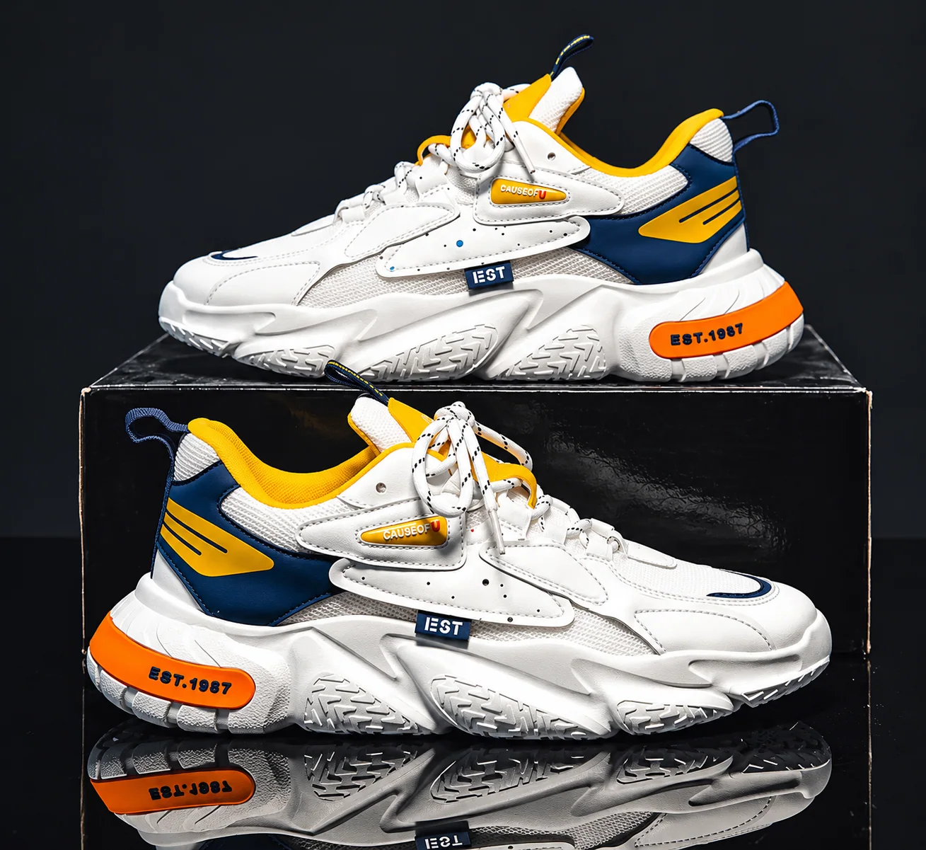 Paire de sneakers blanches jaunes et bleu marine