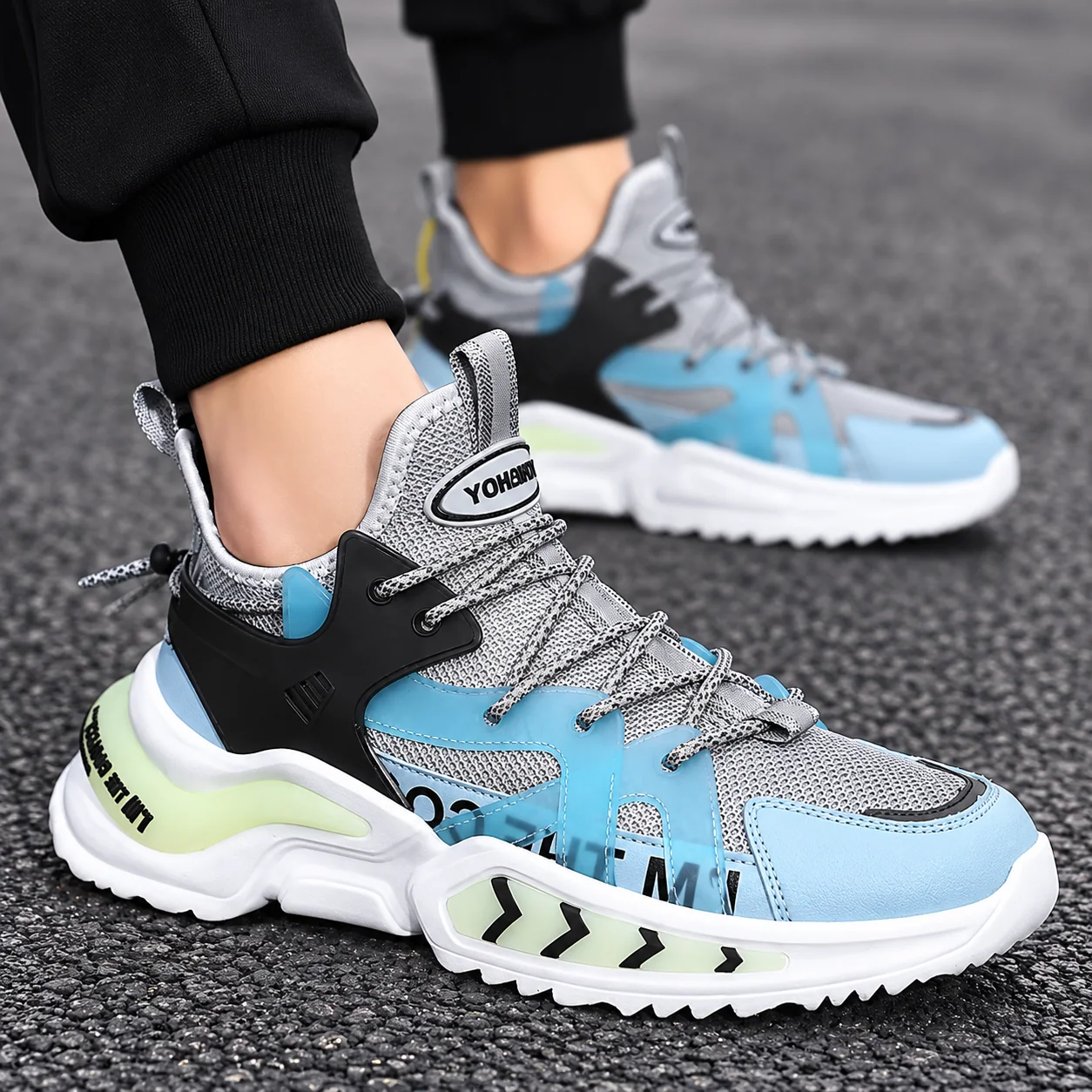 Sneakers bleu ciel et grises portées