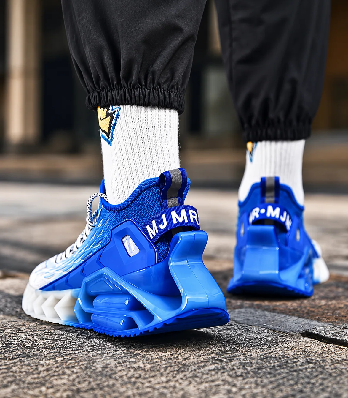 Vue arrière des sneakers bleues portées