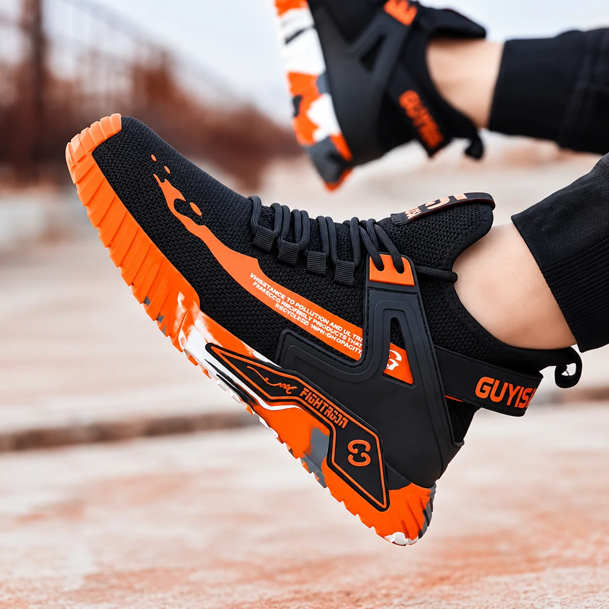 Sneakers noires et orange portées