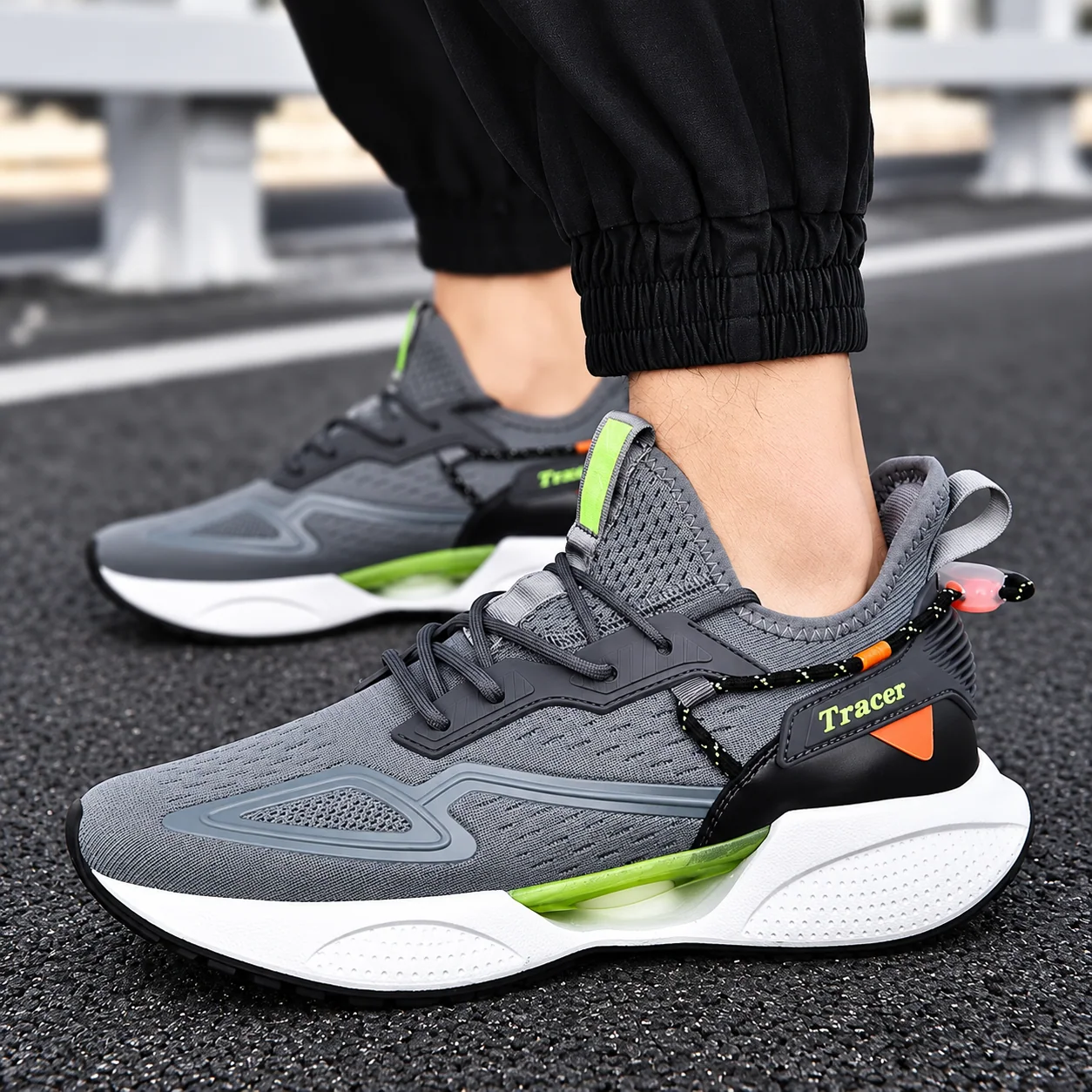 Sneakers Tracer grises et vertes portées