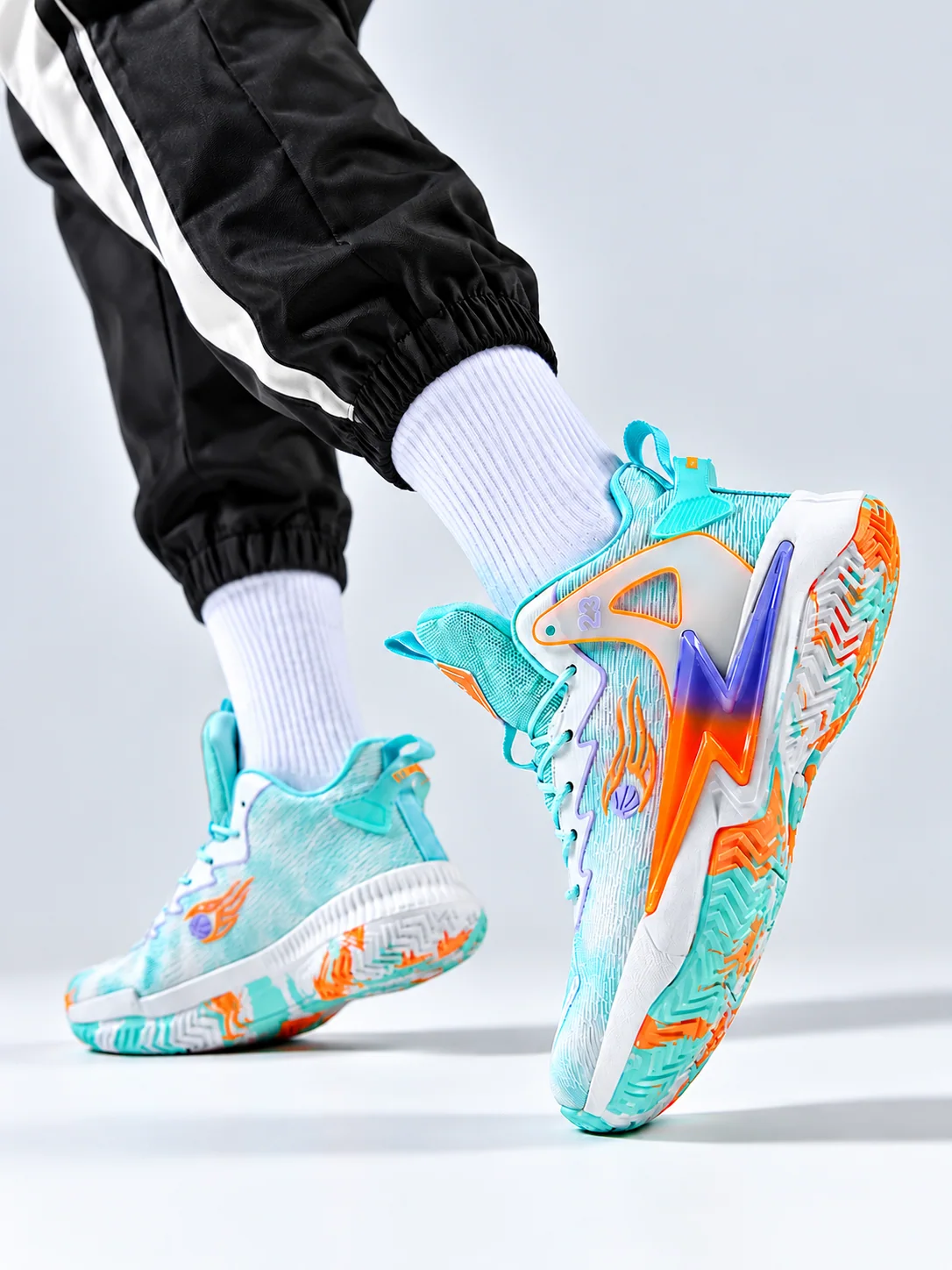 Paire de sneakers turquoise orange et violet portées