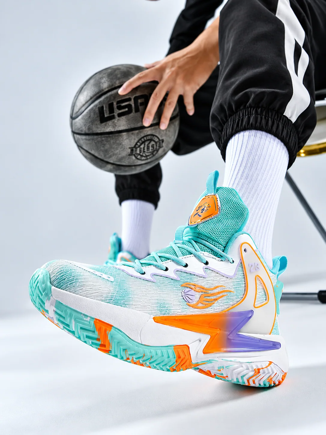 Sneakers turquoise — détails orange et violet